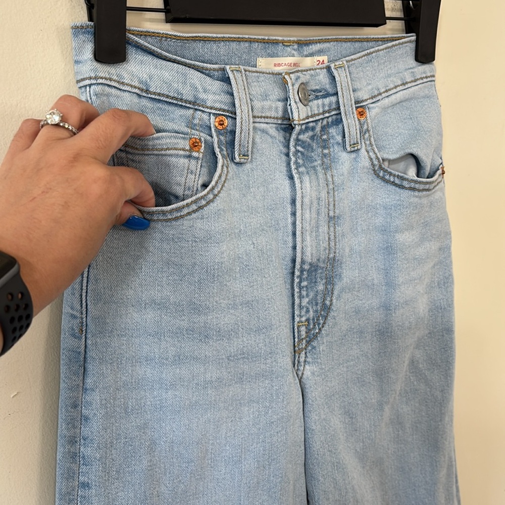 Levi’s Ribcage Bell Sits Well Together Light Wash Size 24 - Picture 5 of 14